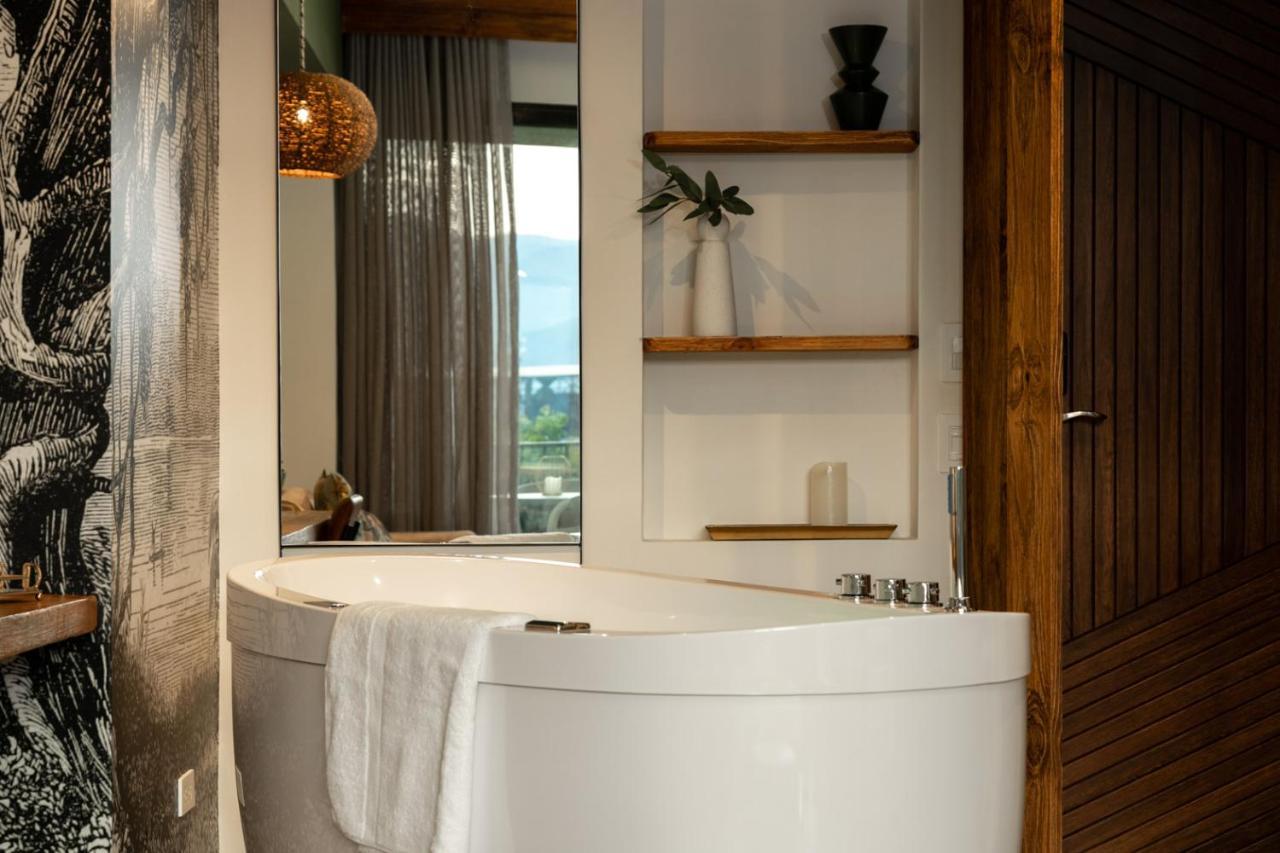 Suite Spa Bath,1399354136:JPEG