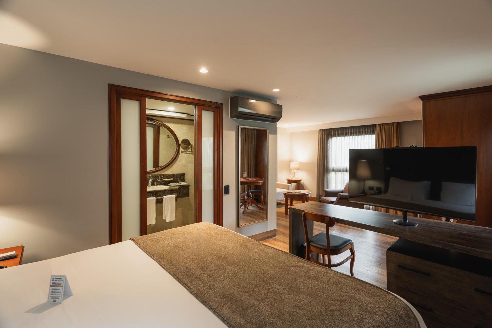 Deluxe Queen Suite